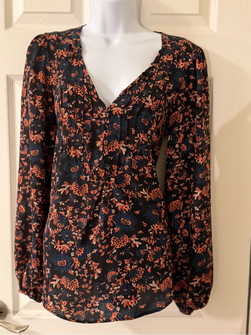 Women's Black Floral V-Neck Long-Sleeve Top